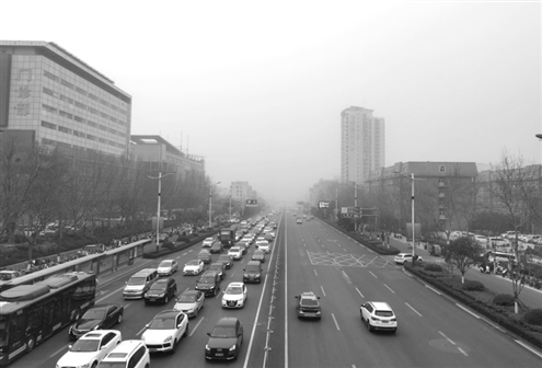 3月21日,山东省气象台发布沙尘暴黄色预警,济南城区黄沙漫天 记者 王晓峰 摄